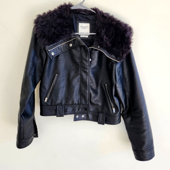 A&F vegan leather jacket

The leather on the back is ripped. - Picture 2 of 4